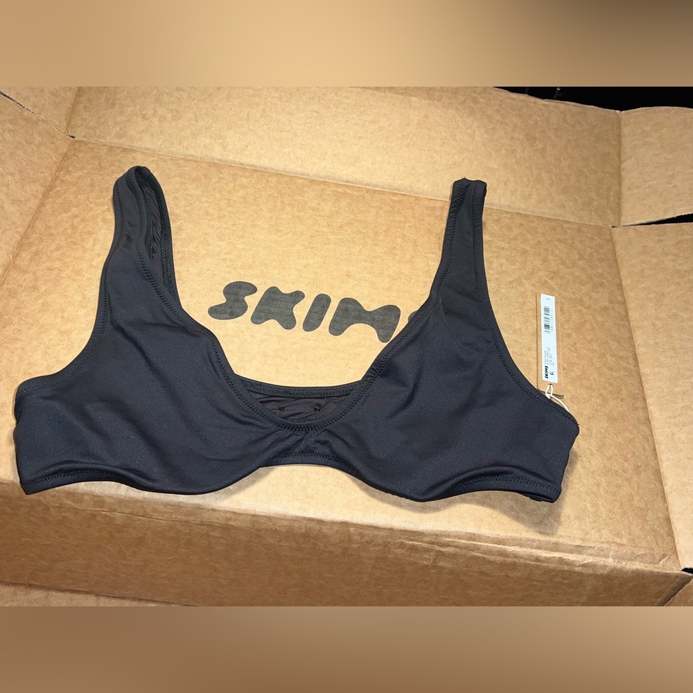 SKIMS SIGNATURE SWIM PLUNGE BIKINI TOP - ONYX - L